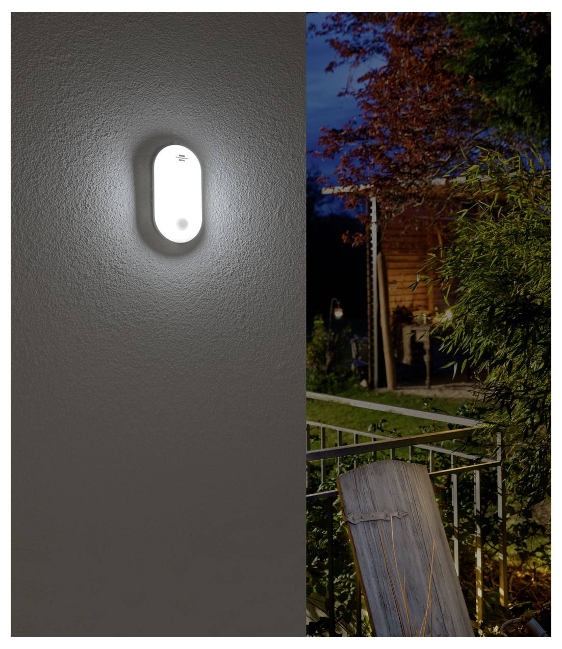 Ein an der Wand montierter Bewegungsmelder leuchtet drinnen neben einer nächtlichen Außenansicht einer Veranda, eines Geländers und von Bäumen.
