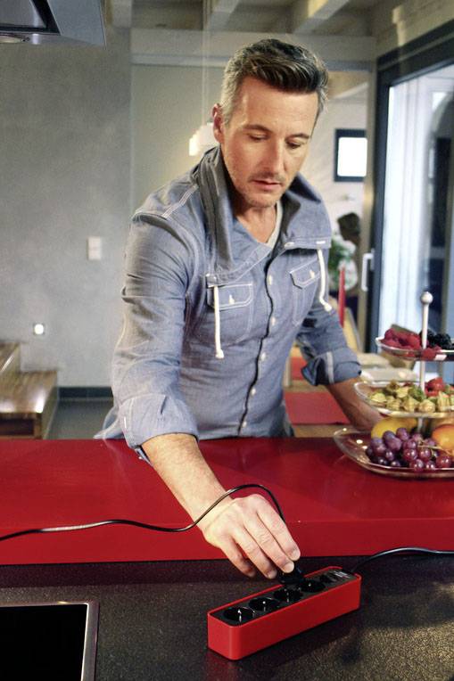 Brennenstuhl 1153240070 Steckdosenleiste mit Schalter 4fach Rot, Schwarz Schutzkontakt 1St.