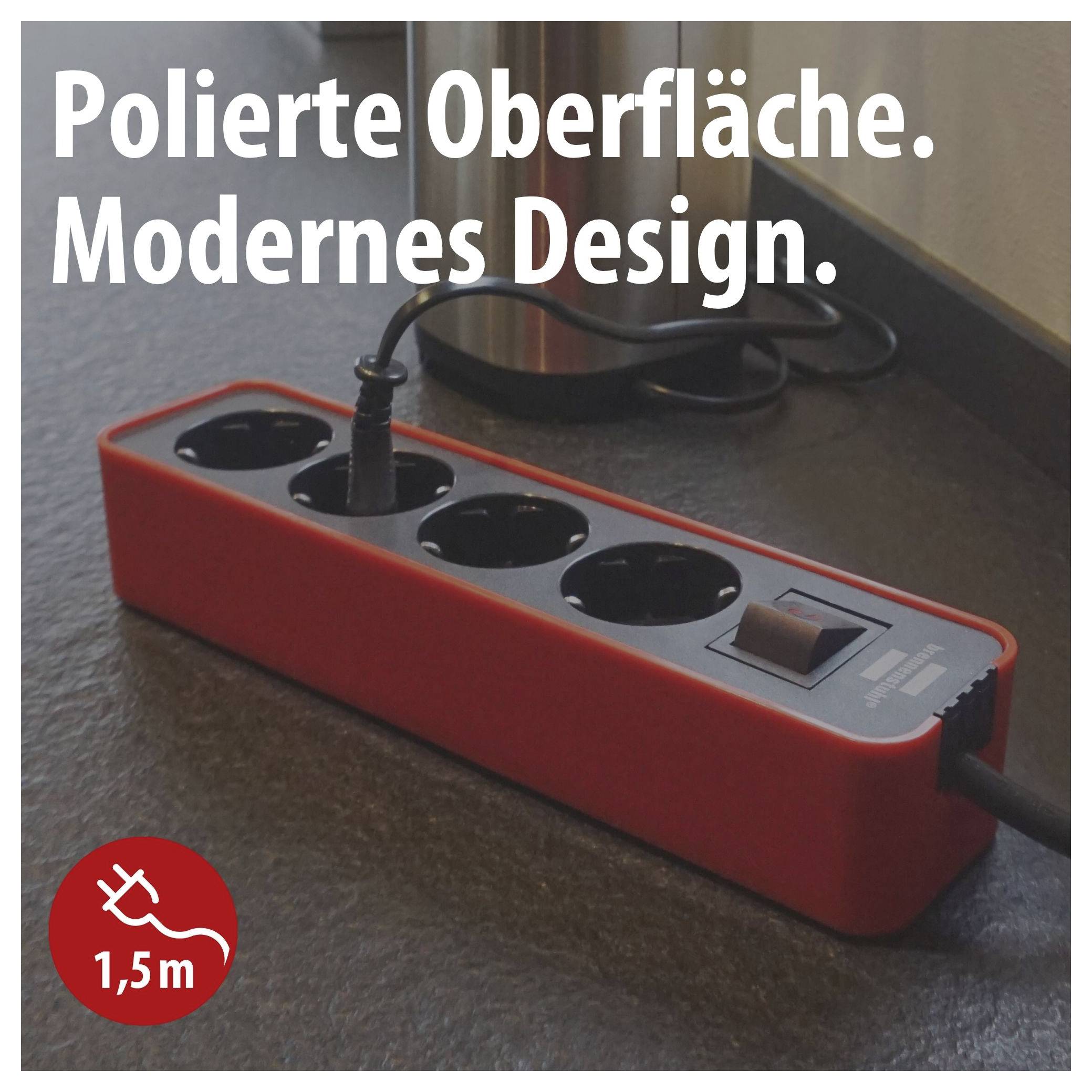 Rote Steckdosenleiste mit vier Anschlüssen und Schalter auf dunklem Tisch; Text: 'Polierte Oberfläche. Modernes Design.' sowie Hinweis '1,5 m'.