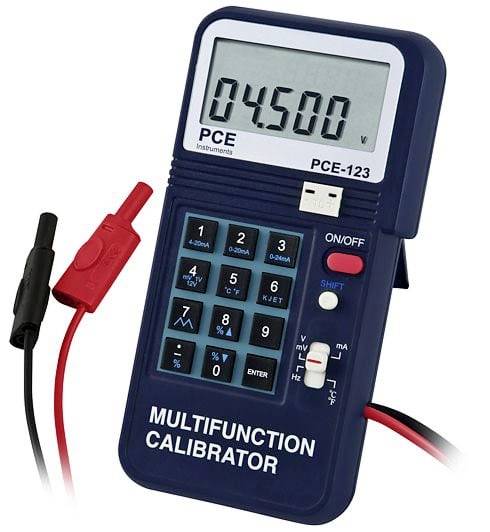 Tragbarer Multifunktions-Kalibrierblock mit der Anzeige 04500 auf dem Display und angeschlossenen roten und schwarzen Messleitungen.