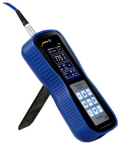 Blaues tragbares digitales Messgerät auf einem Ständer, das auf seinem Display eine aktuelle Anzeige von 775 mit Steuertasten unten zeigt.