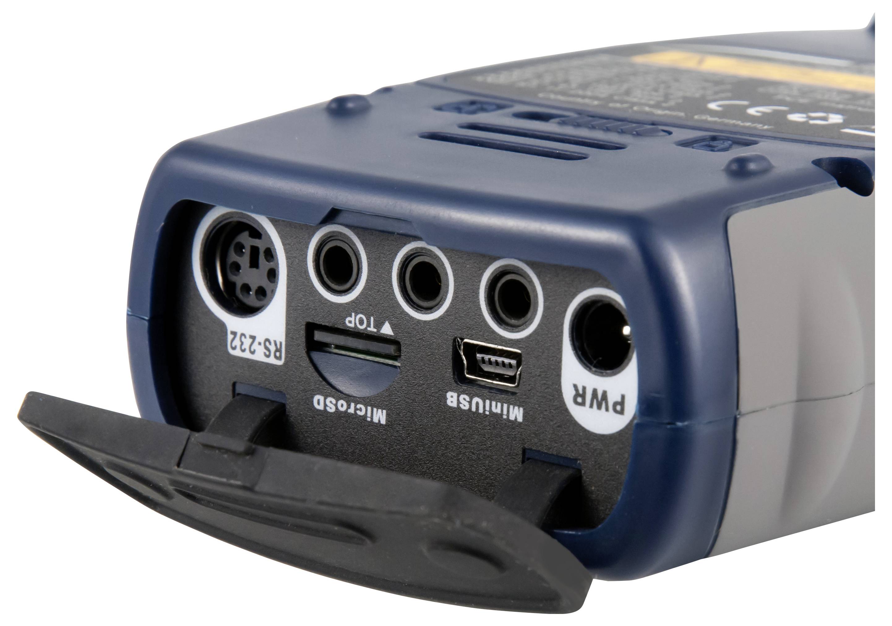Nahaufnahme der Seitenseite eines tragbaren Musikplayers mit freigelegten Kopfhörer-, Mikrofon-/USB-, SD-Karten- und Stromanschlüssen unter einer offenen Gummiabdeckung.