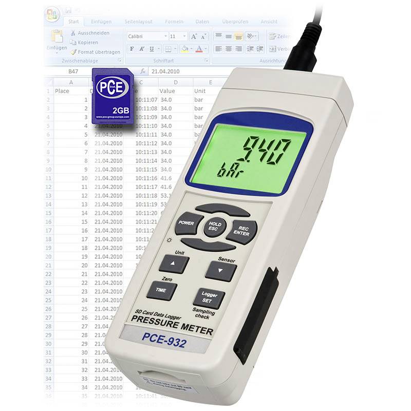 Ein Druckmessgerät mit digitalem Display zeigt '940 mbar'. Im Hintergrund ist eine Tabelle mit Messdaten sichtbar.