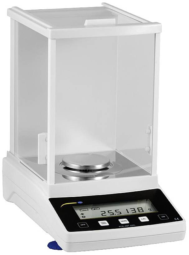 Eine digitale Feinwaage mit Windschutz, zeigt ein Gewicht von 255,138 Gramm auf einem beleuchteten Display an.