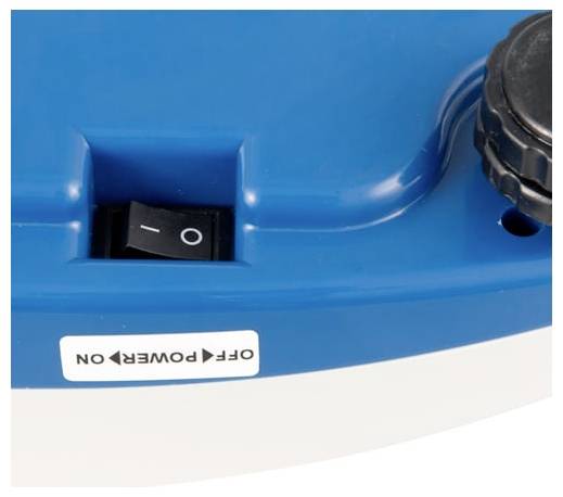 Nahaufnahme eines blauen Geräts mit einem Ein-/Ausschalter, wobei die Bezeichnung 