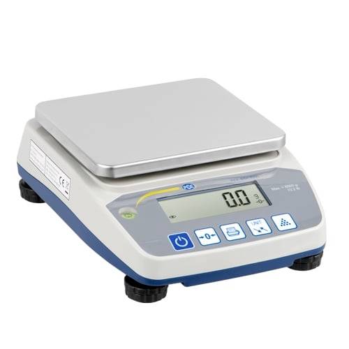 Digitale Laborwaage mit Edelstahlplattform, LCD-Display und Bedientasten auf grauem Sockel.