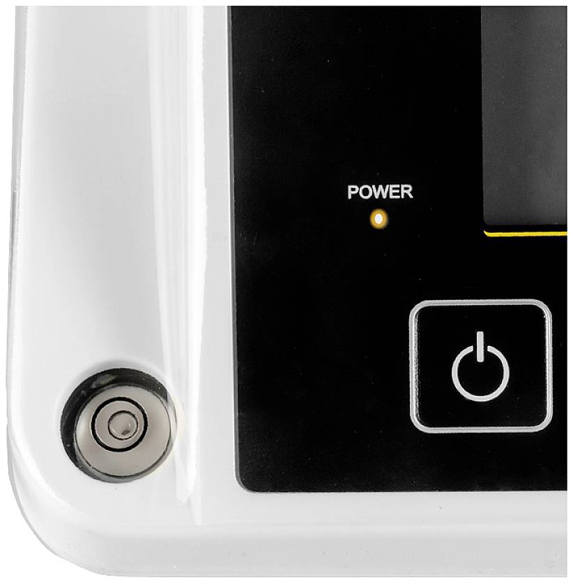 Weiße Geräteoberseite mit Display. Rechts im Bild ein beleuchteter 'Power'-Knopf, links ein silberner runder Knopf.