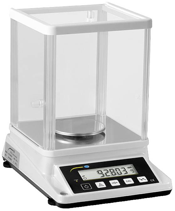 Eine digitale Präzisionswaage mit einem transparenten Schutzgehäuse zeigt das Gewicht 928,03 Gramm auf dem Display an.