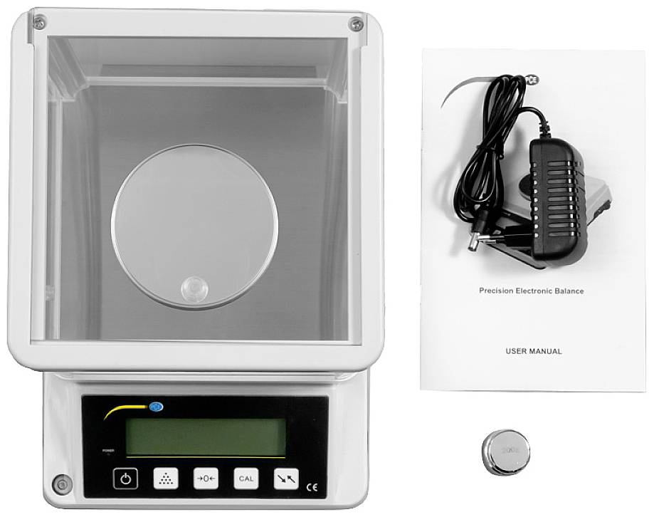 Elektronische Präzisionswaage mit transparentem Gehäuse, Bedienungsanleitung, Netzteil und Gewichtskalibrierungsgewicht daneben.