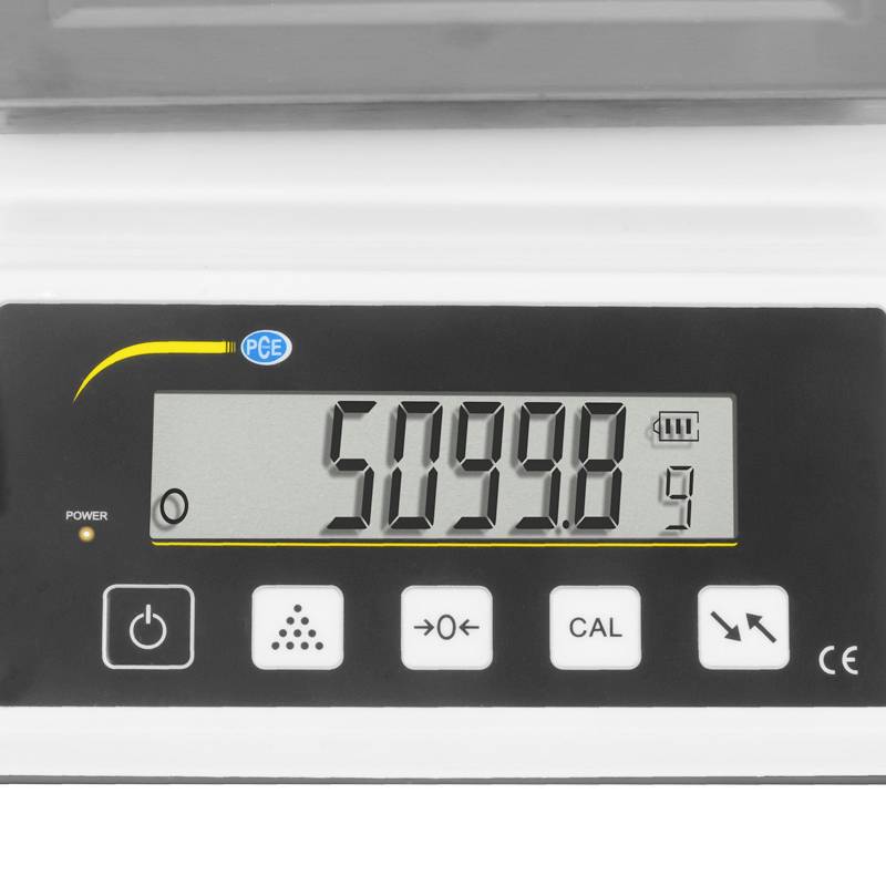 Digitale Waage zeigt ein Gewicht von 5099,8 Gramm an. Display mit Symbole für Funktionen wie Kalibrierung und Betrieb.