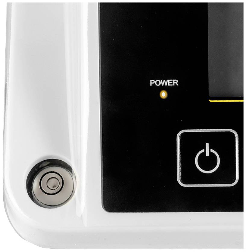 Ein Teil eines elektronischen Geräts mit einem leuchtenden 'Power'-Indikator und einem Einschaltknopf. Beinhaltet einen kleinen Metallschalter.