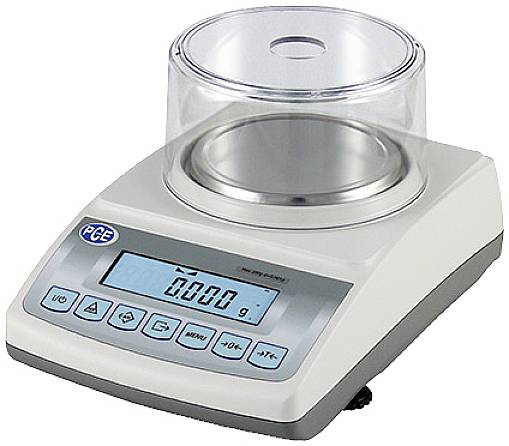 Digitale Präzisionswaage mit transparentem Windschutz. Zeigt Gewicht in Gramm auf LCD-Display an. Bedienelemente darunter. Ideal für Laboranwendungen.