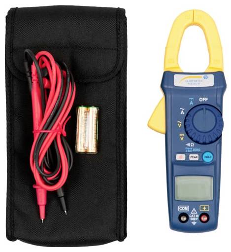 Stromzangenmessgerät mit Messleitungen und schwarzem Tragekoffer, neben einer Batterie auf weißem Hintergrund dargestellt.