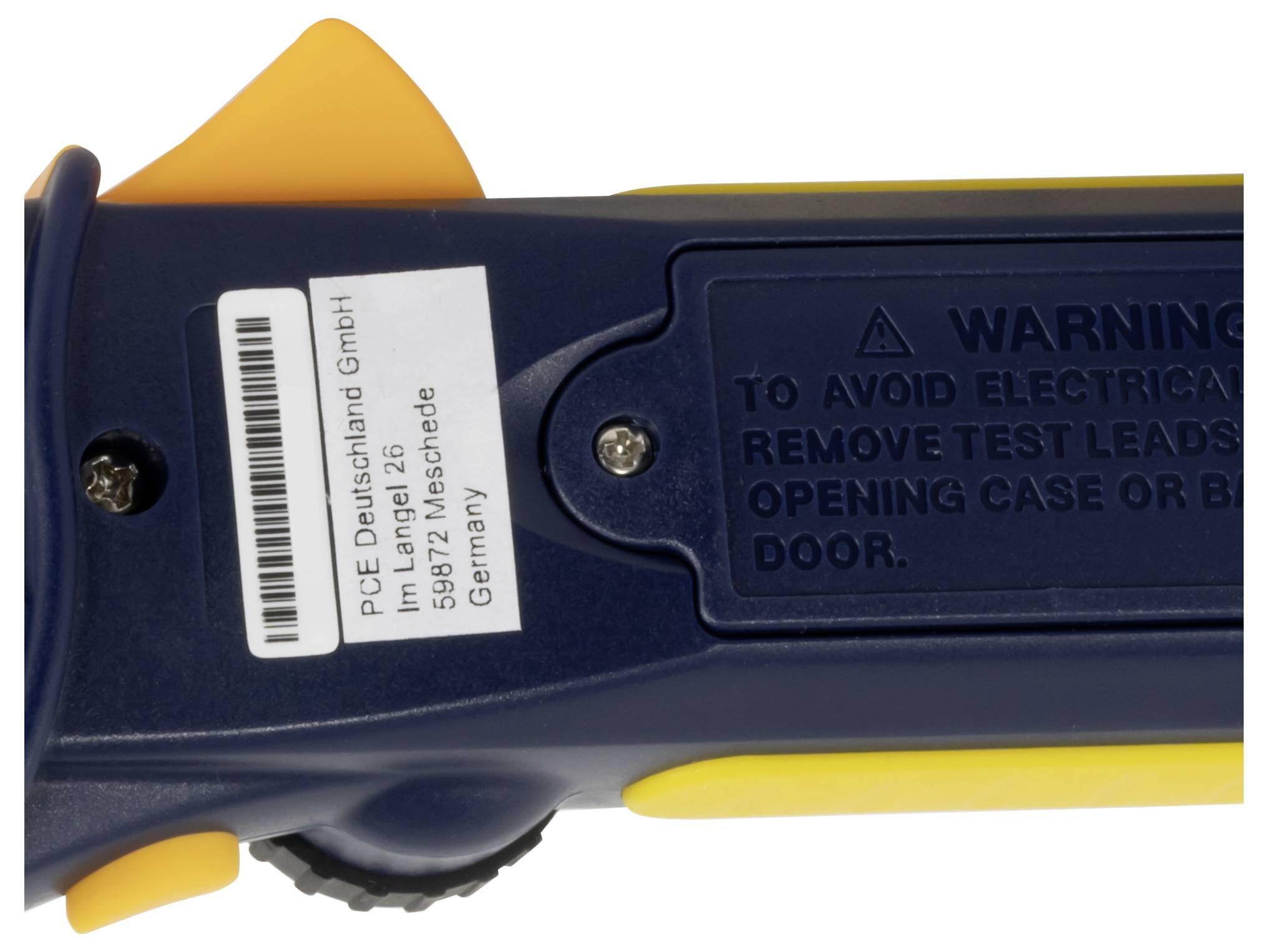 Nahaufnahme eines blauen tragbaren Prüfgeräts mit einem Warnschild und Herstelleretikett, das deutschen Adresstext und einen Barcode zeigt.