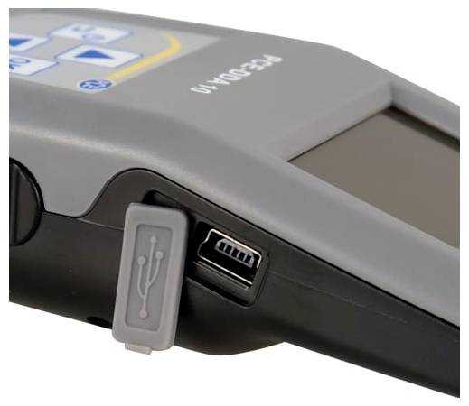 Nahaufnahme eines tragbaren Geräts, das einen USB-Anschluss mit einer Schutzkappe mit der Bezeichnung „USB