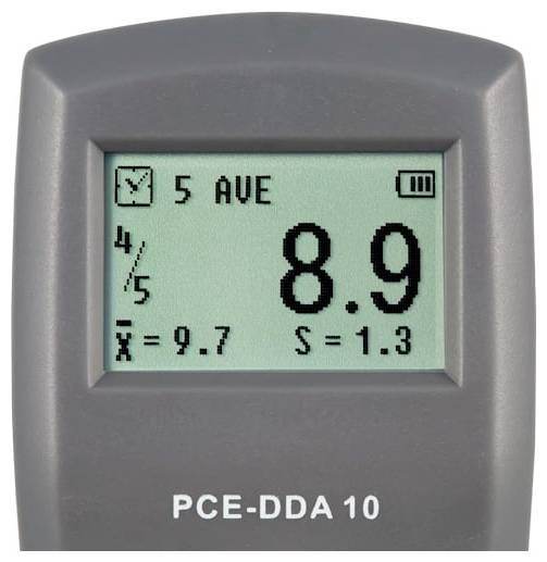 Tragbares Messinstrument-Display zeigt '5 AVE' und eine Messung von 8,9 an, mit Statistiken x̄=9,7 und s=1,3.