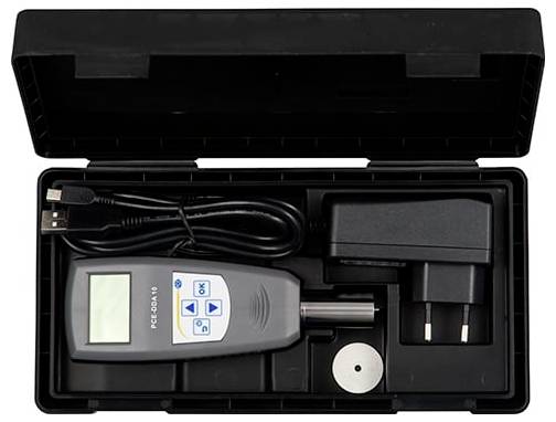Offener schwarzer Koffer mit einem tragbaren digitalen Messgerät mit Display und Tasten, USB-Kabel, Stromadapter, Steckdosenadapter und runden Zubehörteilen.