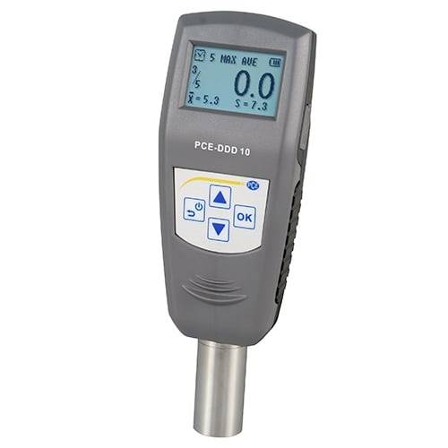 Tragbares Messinstrument PCE-DDD 10 mit LCD-Anzeige, Steuertasten und Metallsonde auf weißem Hintergrund.