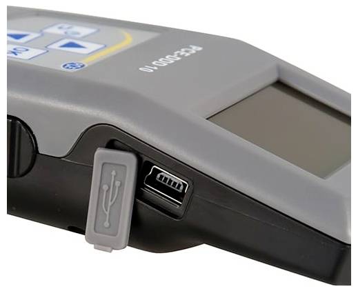 Nahaufnahme eines tragbaren Geräts mit einem USB-Anschluss und einer Schutzabdeckung, das ein kleines Bedienfeld und einen Bildschirm zeigt.