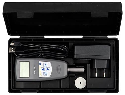 Offener schwarzer Koffer mit tragbarem digitalen Messgerät mit LCD-Display, Steuertasten, USB-Kabel, Stromadapter, Messspitze und Zubehörscheiben.