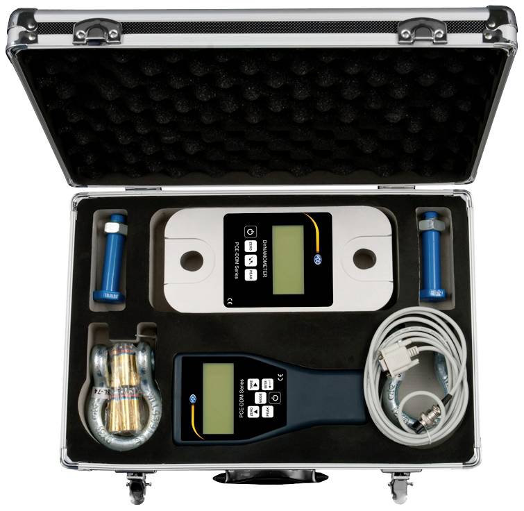 Ein offener Werkzeugkoffer mit digitalen Messgeräten, Kabeln und Zubehör. Hauptgerät zeigt ein Display mit Tastenbedienung.