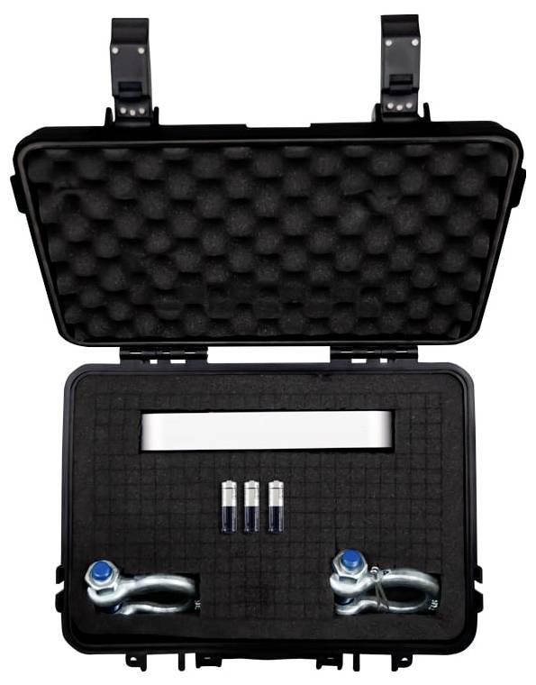 Offene schwarze Hartschalenbox mit Schaumstoffeinsätzen, die einen silbernen Stab, drei kleine zylindrische Komponenten und zwei metallische Klemmteile halten.