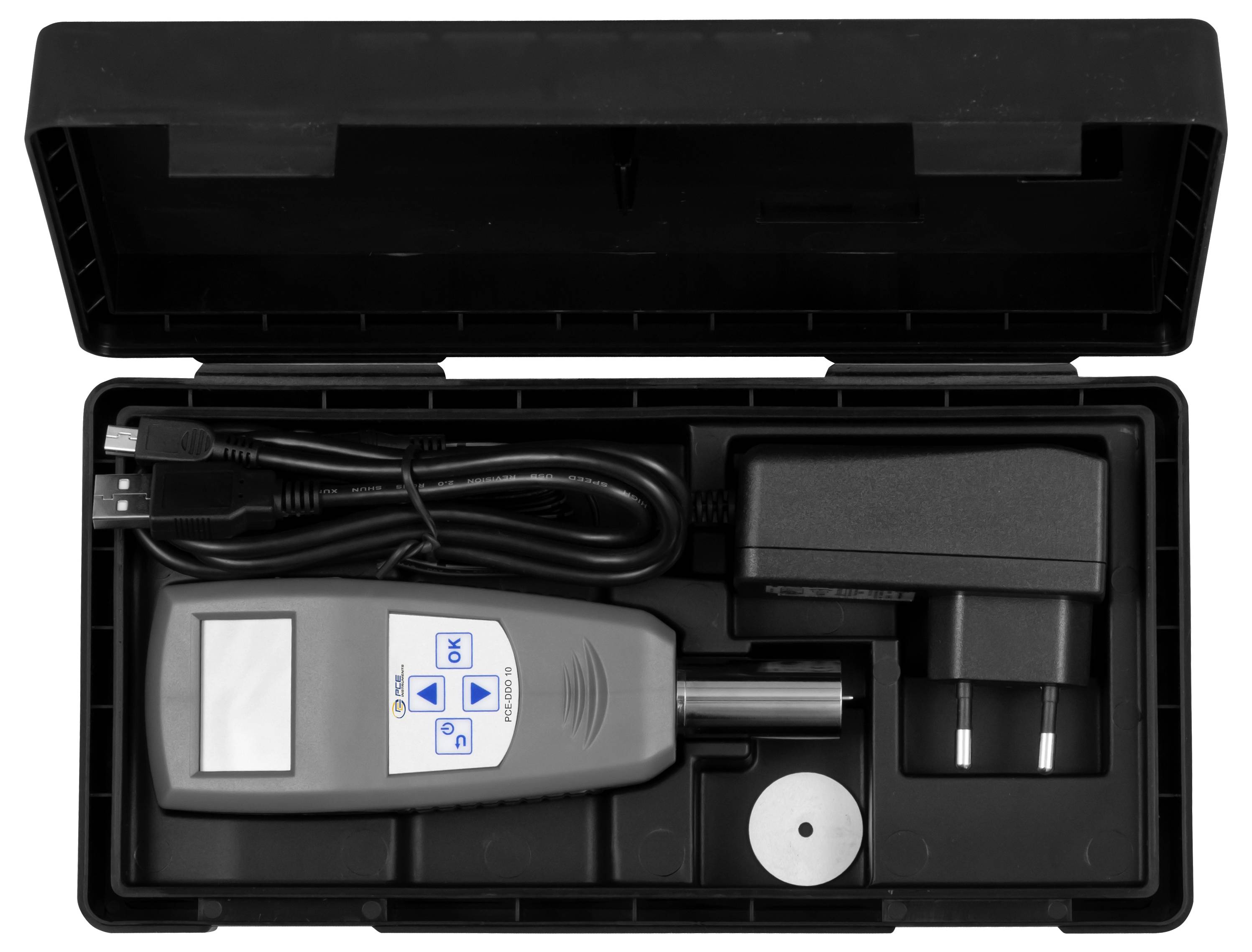 Offener schwarzer Transportkoffer mit einem tragbaren elektronischen Gerät, Netzteil, Kabel und Zubehör in geformten Fächern angeordnet.