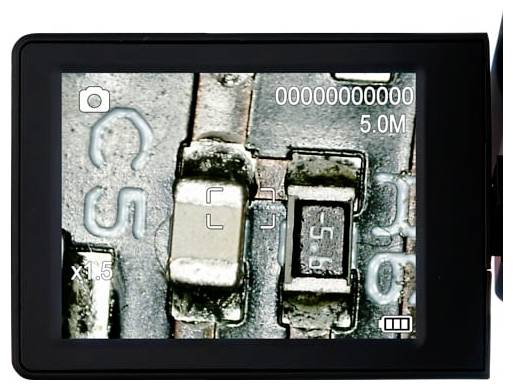 Digitale Kameraanzeige mit einer Nahaufnahme elektronischer Komponenten auf einer Leiterplatte, mit Kamerasymbolen auf dem Bildschirm und dem Text „5.0M