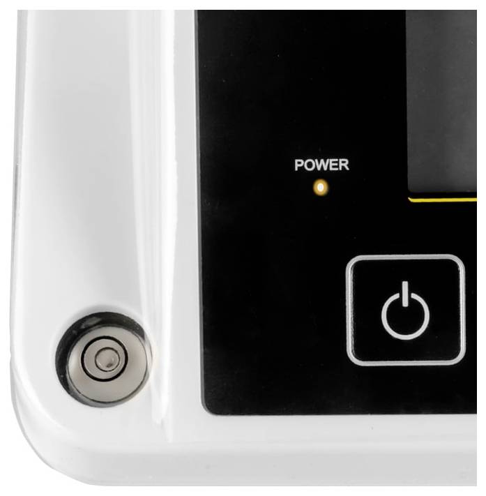 Nahaufnahme eines Gerätebedienfelds mit einem Stromschaltersymbol, einem leuchtenden „POWER