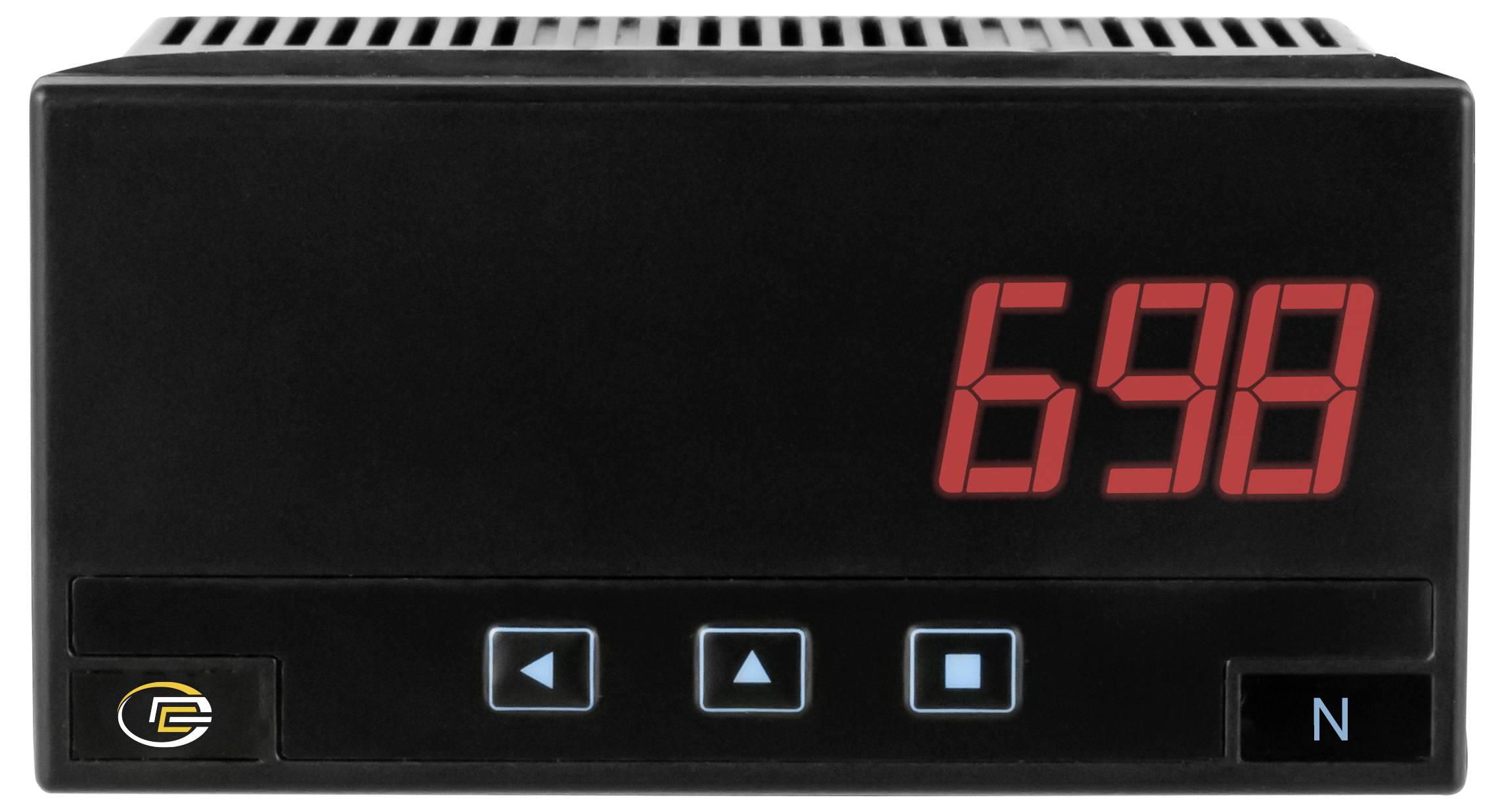 Schwarzes digitales Bedienfeld mit rotem Siebenersegment-Display, das „698