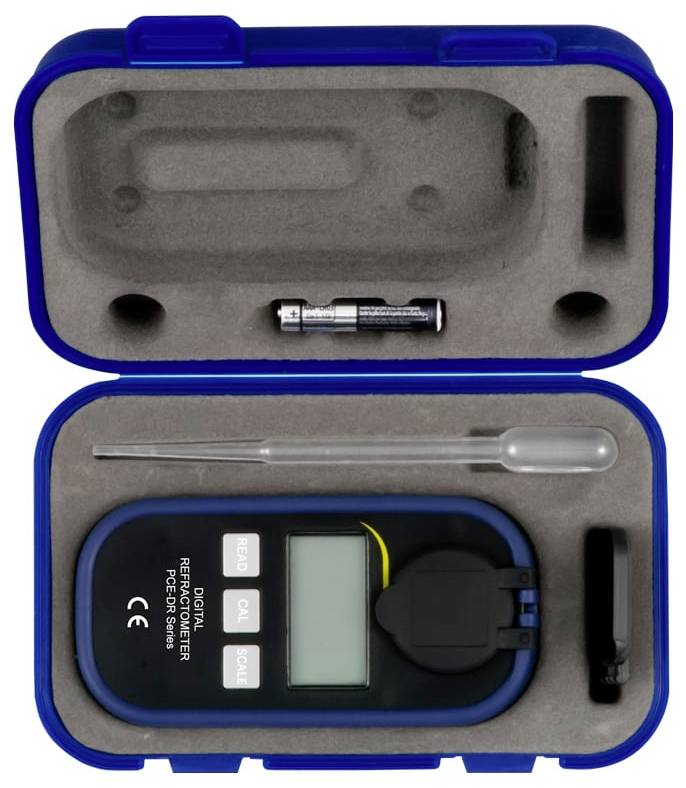 Offener blauer Koffer mit einem digitalen Kraftmessgerät, Kalibriergewicht, Glaspipette und einer kleinen Batterie, jeweils in angepassten Schaumstoffaussparungen.
