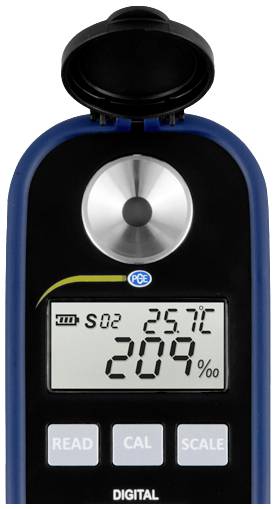 Digitales Refraktometer mit Anzeige der Temperatur (25,7°C) und einer Messung von 20,9‰. Oben befindet sich eine geöffnete Abdeckung.