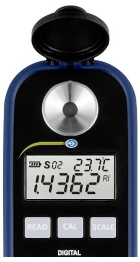Digitales tragbares Messgerät mit geöffnetem Deckel, auf dem Display eine Anzeige von 14.362 und 23,7°C, mit den Tasten READ, CAL und SCALE.