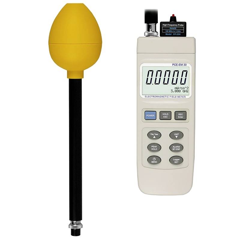 Elektromagnetisches Feldmessgerät mit einer Probensonde, das ein digitales Display und Steuertasten auf einem tragbaren Gerät zeigt.