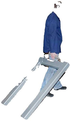 Person trägt Tischbein in Form eines 'A'.