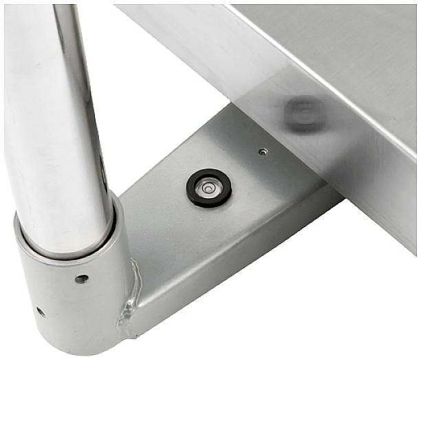 Metallkonstruktion mit silbernem Finish und einem zylindrischen Rohr, das mit einer flachen Basis verbunden ist. Schraubenkopf sichtbar.