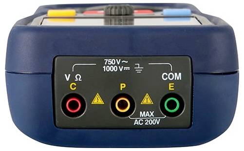 Nahaufnahme der Frontplatte eines digitalen Multimeters mit drei Eingangsbuchsen mit den Bezeichnungen C, P und E sowie Markierungen für 750V AC, 1000V DC und COM.