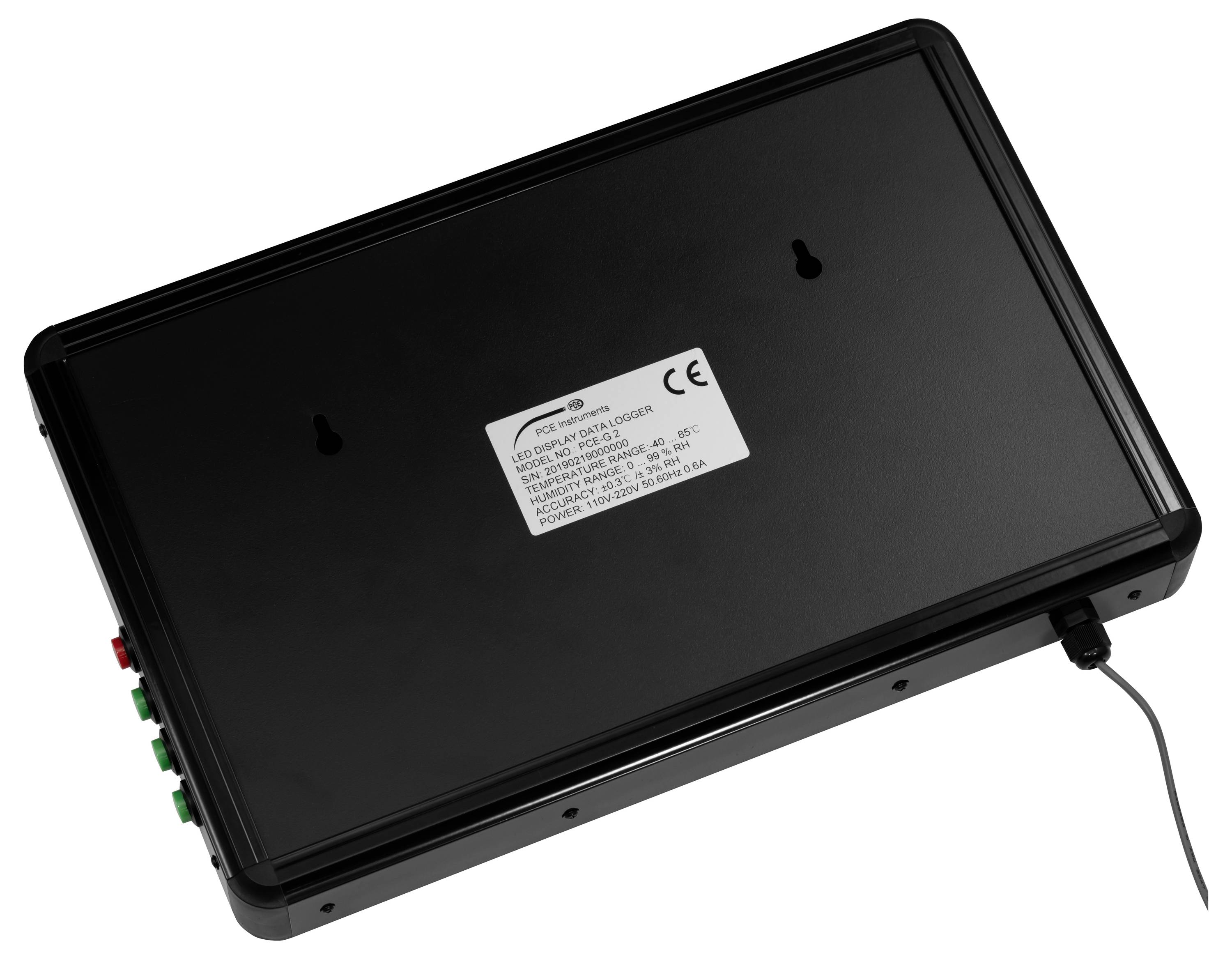 Schwarzes rechteckiges elektronisches Gerät mit einer Beschriftung oben, seitlichen Steckerverbindungen und einem angeschlossenen Stromkabel.