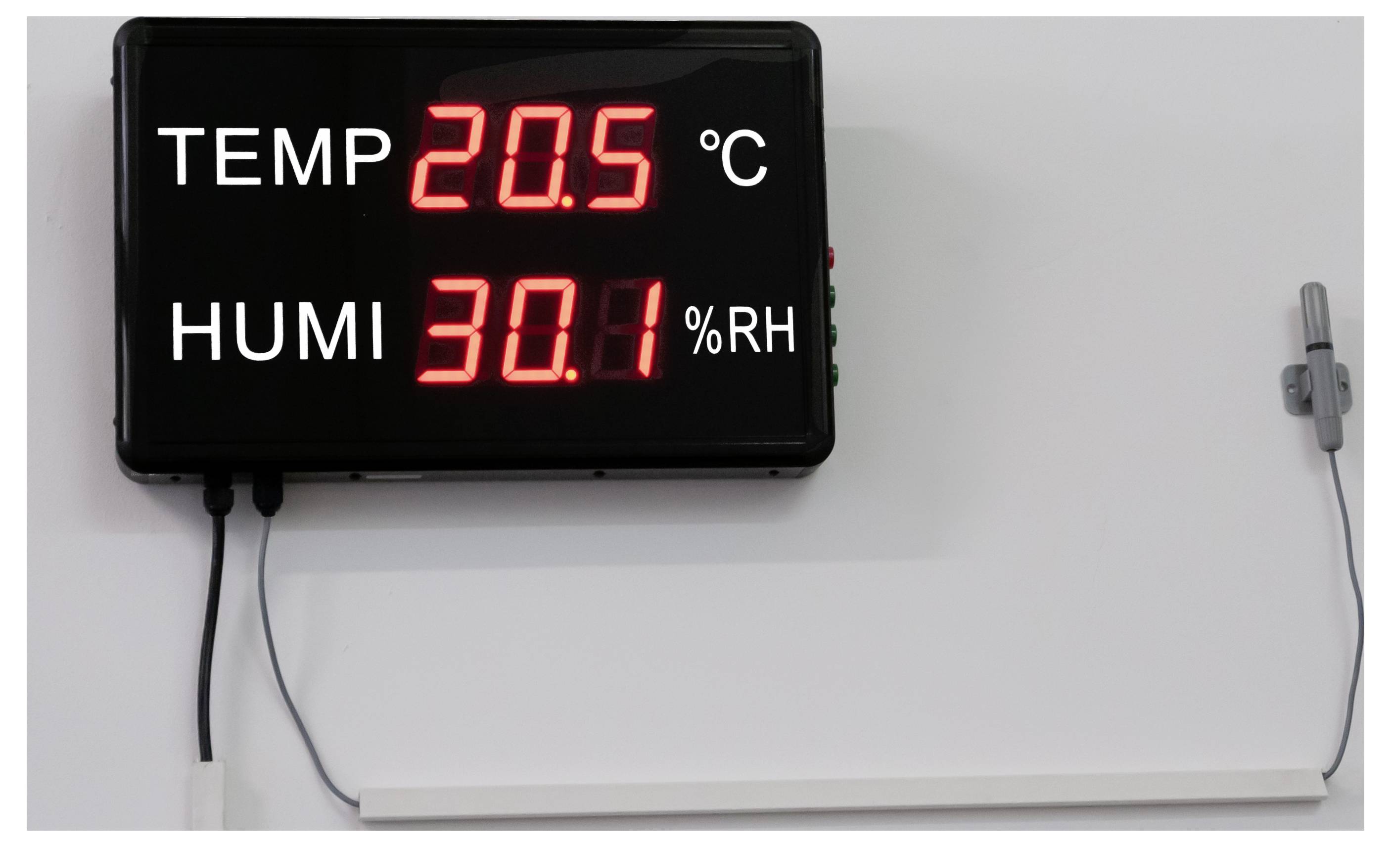 Digitale Wandanzeige zeigt Temperatur 20,5°C und Luftfeuchtigkeit 30,1% RH