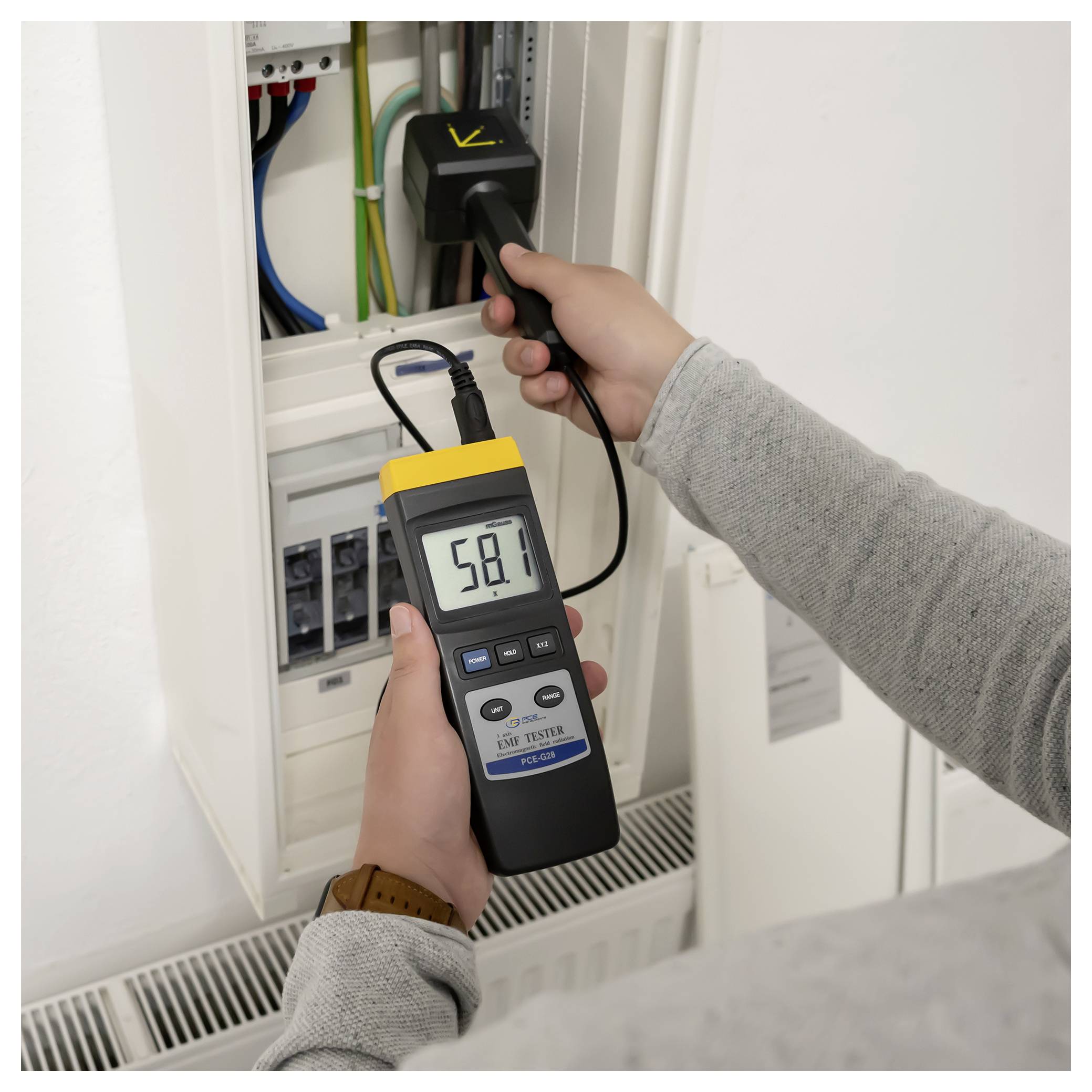 Person using a cable tester on an electrical panel, with the device displaying 5.8 volts.Person, die einen Kabelprüfer an einem Elektroverteiler verwendet, wobei das Gerät 5,8 Volt anzeigt.