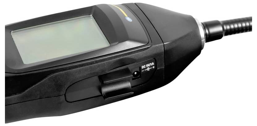 Nahaufnahme eines schwarzen tragbaren elektronischen Geräts mit einem Bildschirm, einem Kontrollschalter und einem flexiblen Kabel, das auf der rechten Seite angebracht ist.