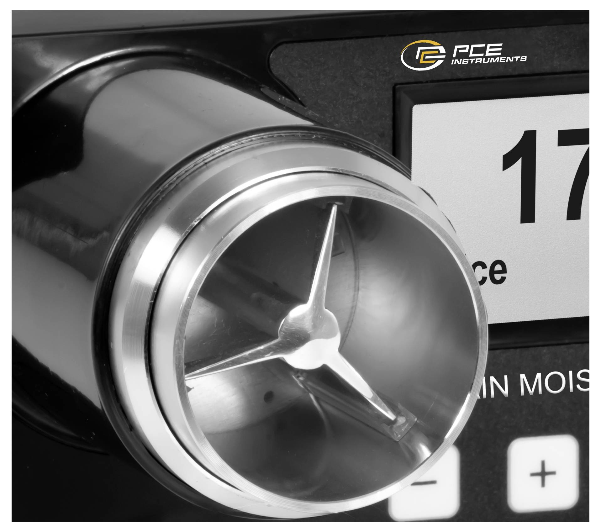 Nahaufnahme eines Luftfeuchte-Messgeräts von PCE Instruments mit zylindrischer Metalldüse, digitalem Display und Plus-/Minus-Tasten.