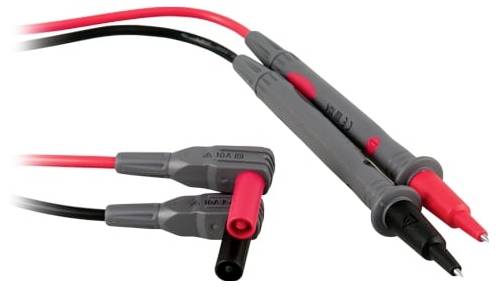 Isolierte elektrische Testleitungen mit roten und schwarzen Prüfspitzen und Steckverbindern auf weißem Hintergrund.