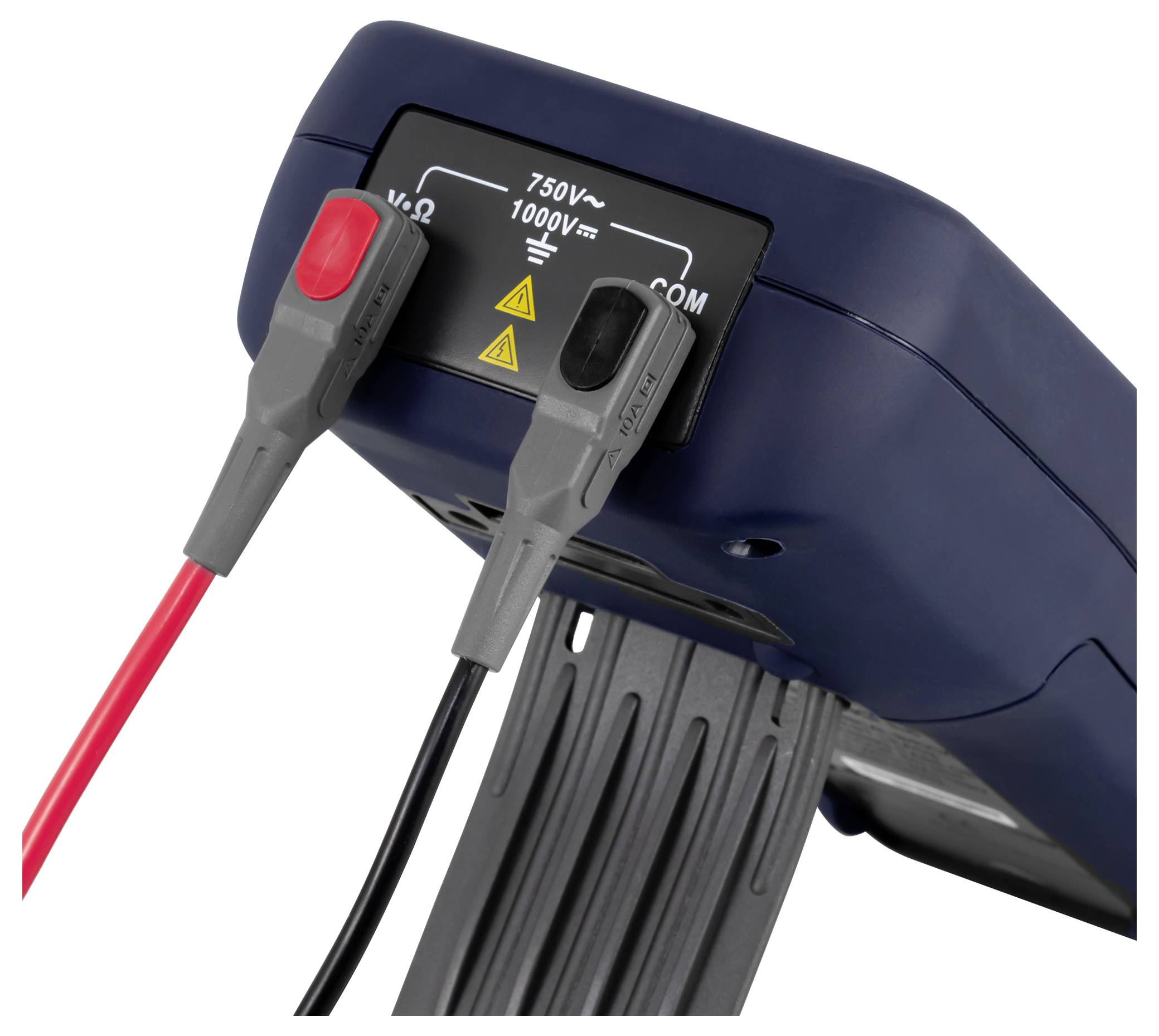 Nahaufnahme der Eingangsbuchsen eines digitalen Multimeters mit eingefügten roten und schwarzen Messspitzen, die die COM- und Spannungsanschlüsse zeigt.