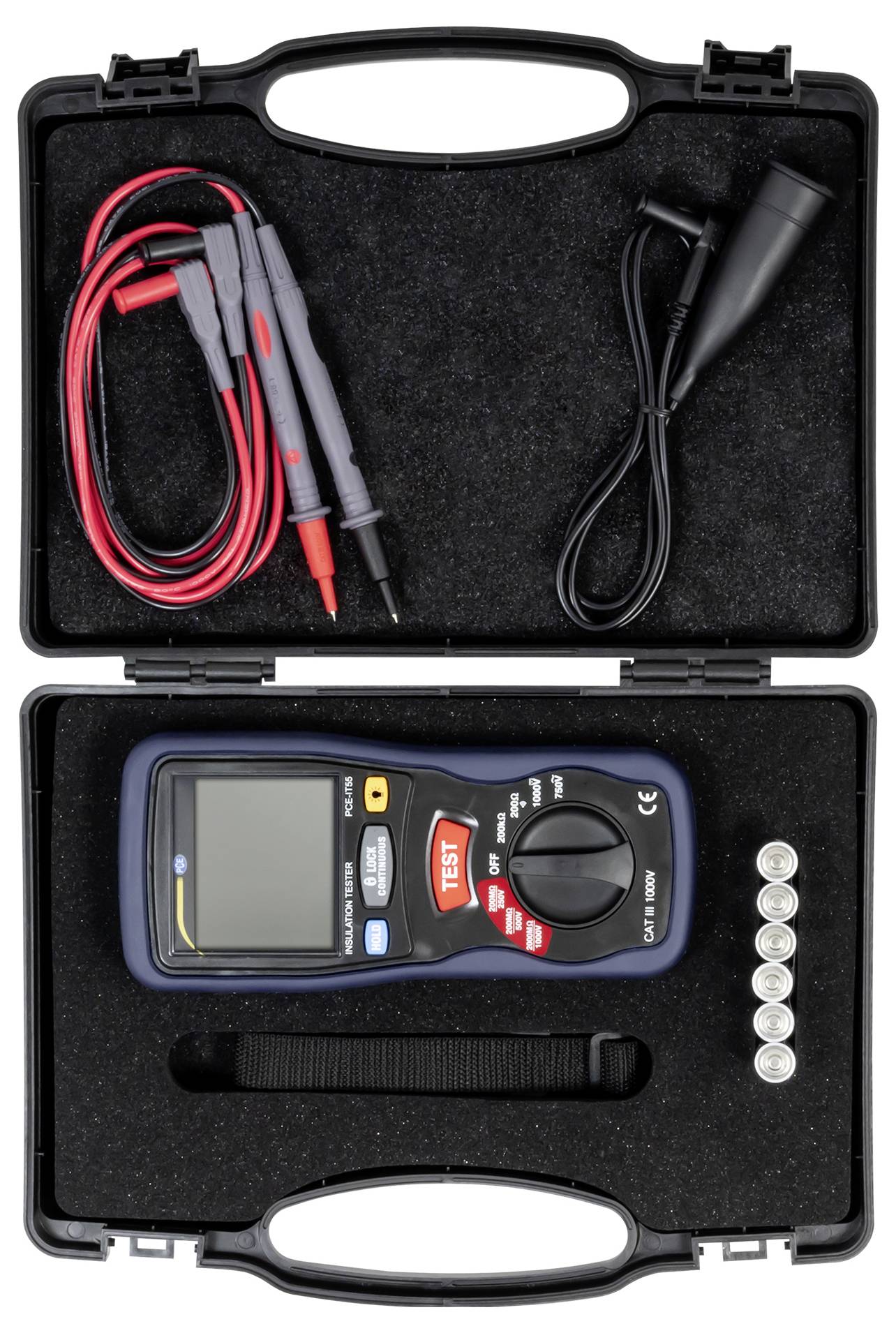 Öffnen Sie den stabilen Koffer mit einem digitalen Multimeter, roten und schwarzen Prüfleitungen, schwarzer Messspitze und sechs Metalladaptern in Schaumstoffeinlagen.