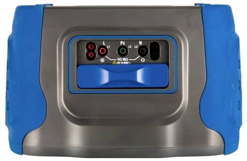 Blaues und graues Bedienfeld eines Elektrogeräts an der Vorderseite mit drei beschrifteten Stromsteckern: L, PE und N, sowie einem zentralen Griff oder Schlitz.