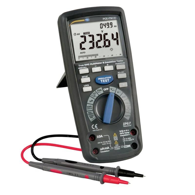 Digitales Multimeter mit Prüfspitzen, das eine Anzeige von 232,64 und 049,9 Hz oben zeigt, eingestellt auf einen Messmodus auf seinem Drehschalter.
