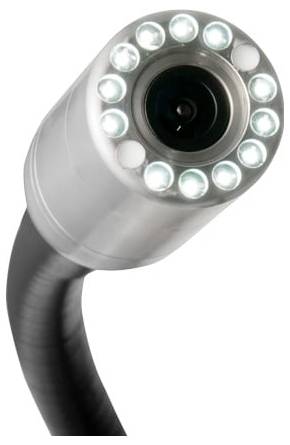 Nahaufnahme einer zylindrischen Inspektionskamera mit einem Ring von LED-Leuchten auf einem flexiblen schwarzen Kabel, das zum Betrachten des Inneren von Rohren oder beengten Räumen verwendet wird.