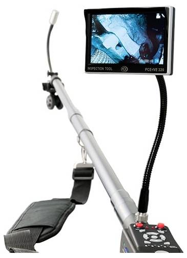Tragbare Inspektionskamera mit flexibler Sonde, Griff und Monitor zeigt eine Nahaufnahme eines internen Rohrs oder einer Kavität.