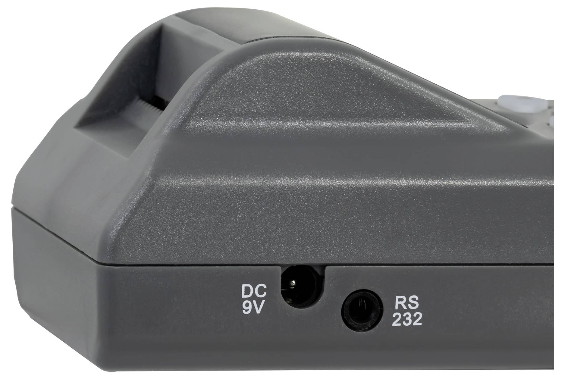 Nahaufnahme eines grauen elektronischen Geräts mit DC 9V-Stromversorgung und RS 232-Anschlüssen auf der Frontplatte.
